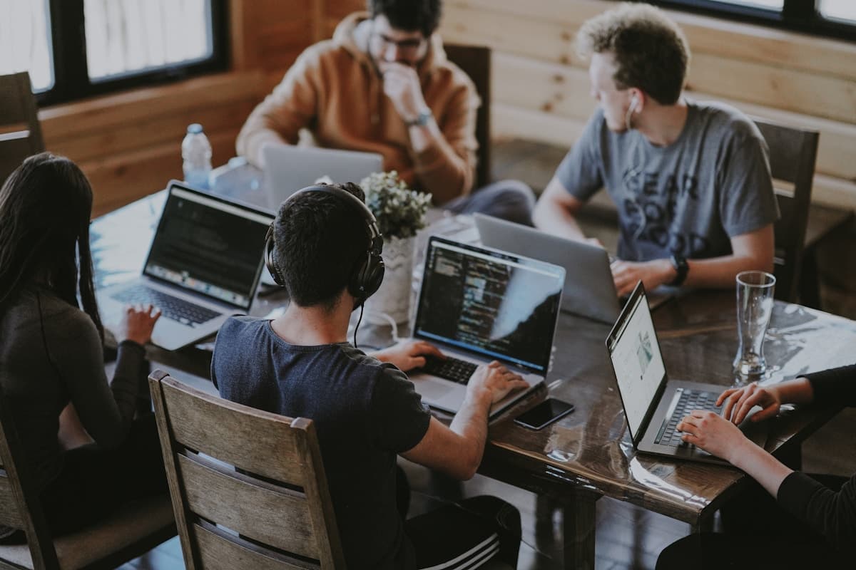 Équipe DESYMTECH collaborant autour d'une table